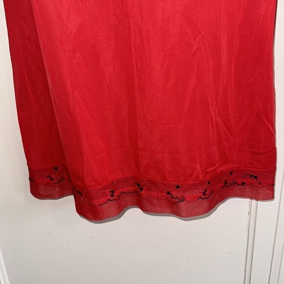 Vtg 50s/60s Lorraine red nylon half slip with black & red embroidered hem - Picture 4 of 6